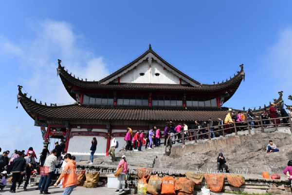 天台寺：坐落在峰顶的地藏寺，古名天台寺。来九华山的佛教徒大多到此朝拜，称之为“中天世界”。这里也是游客游九华必到之处。