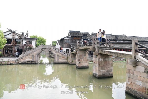 万安桥位于中国酒文化博物馆附近，桥跨度大，分成三折，桥面呈一字，错落有致，极具水乡浪漫色彩。站在万安桥上，北望卧龙桥和桥的一头烟雨长廊，南望安善桥、安境桥和安仁桥。