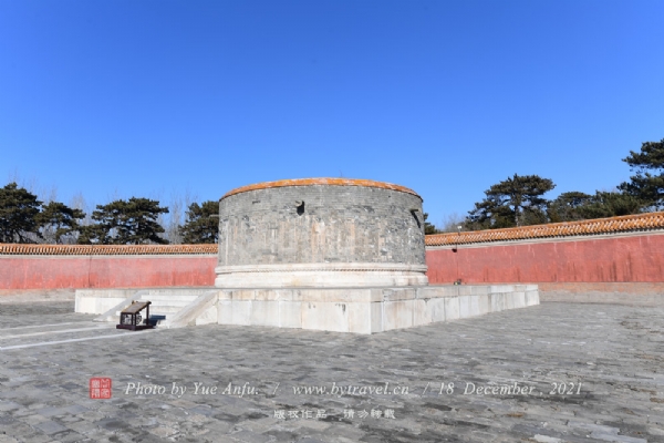 中国古建筑中迄今发现的回音壁只有两处，即北京天坛回音壁和昌西陵回音壁。