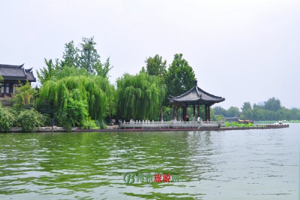 现今大明湖位于济南旧城区内，公园面积86公顷，湖面46公顷，水深平均2米。