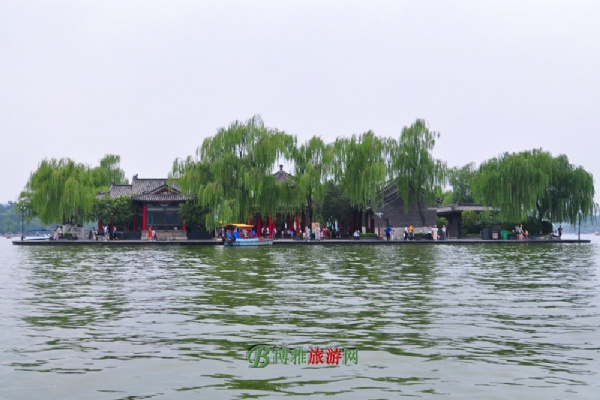 大明湖是济南三大名胜之一。大明湖是一天然湖泊，最早见诸文字在1400多年前北魏郦道元所著《水经注》中，隋唐时名