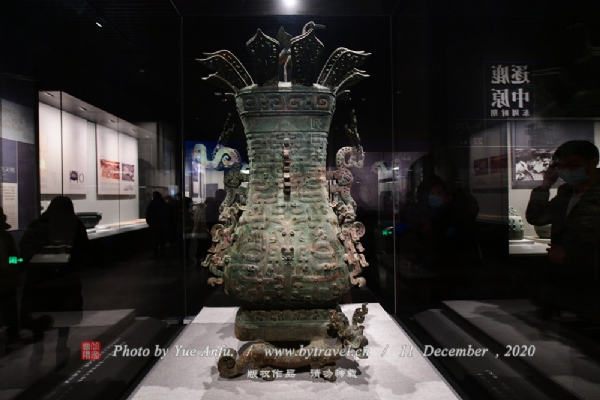 ・莲鹤方壶    壶是青铜酒具的一种，也是青铜礼器的重要种类之一，古人以此器祭神祀祖，飨宴宾客。作为青铜时代极具生命力的一种铜器类别，铜壶的器形不断变化和发展，而莲鹤方壶则是青铜时代承上启下的绝代珍品，也是河南博物院前身河南省博物馆最早的藏品之一。