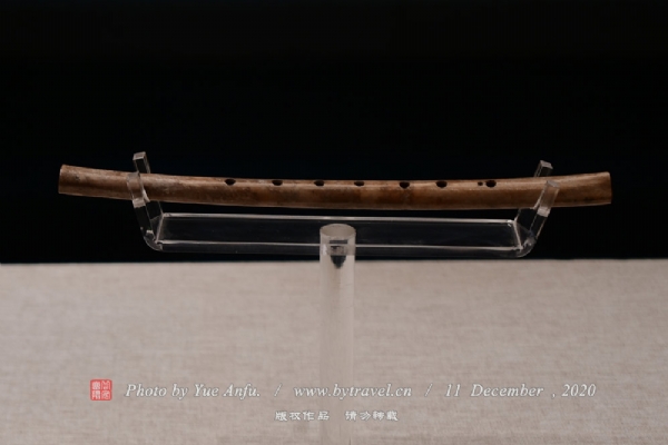 ・贾湖骨笛   这是一支来自远古的笛子，它出土于河南中部淮河上游流域的舞阳贾湖新石器时代遗址中，以鹤类禽鸟中空的尺骨制成，可以演奏出近似七声音节的乐曲。它的出土，改写了中国音乐起源的时间和历史，是中国古代音乐文明史的奇迹。